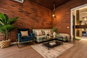 2BR Apartment with Balcony near Bucharest Old Town