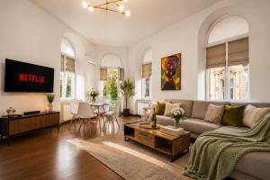 Historic 2BR Apartment with Balcony near Old Town