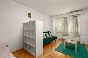 Modern Decebal Studio near Metro