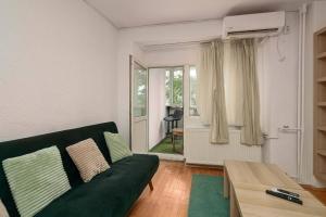 Modern Decebal Studio near Metro