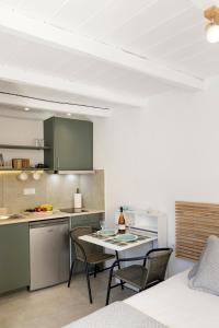 Alpha Central Rooftop, Cozy Studio with Town View