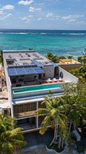 Luxury Beachfront 3BR Apt 102 | Neea Bahia Soliman