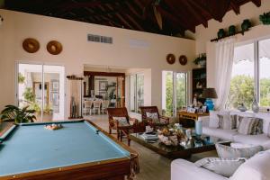 Luxury 9-BR Villa in Juanillo Private Beach