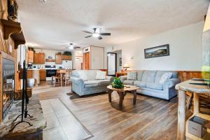 Sevierville Cabin Hot Tub Arcade Sleeps 8