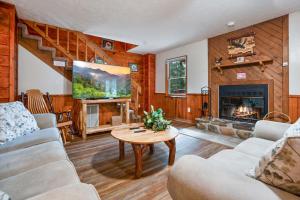 Sevierville Cabin Hot Tub Arcade Sleeps 8