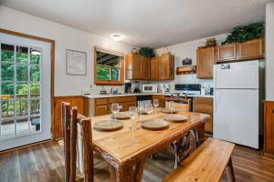 Sevierville Cabin Hot Tub Arcade Sleeps 8