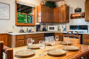 Sevierville Cabin Hot Tub Arcade Sleeps 8