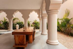 Arch Mansion La Veleta for 28 guests