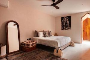Arch Mansion La Veleta for 28 guests