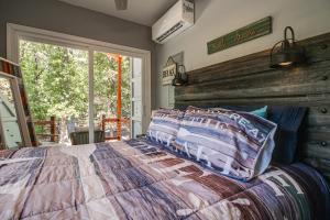 Peekabo Lake Views! Cabin Tiny Home w Fire Pit