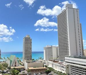 Breezy Waikiki Condo 2 Blocks from the Beach & FREE Parking!