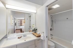 Breezy Waikiki Condo 2 Blocks from the Beach & FREE Parking!