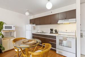 Breezy Waikiki Condo 2 Blocks from the Beach & FREE Parking!