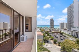 Breezy Waikiki Condo 2 Blocks from the Beach & FREE Parking!