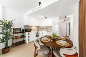 Pilar Sunplace Deluxe, groundfloor resort apt with pool and garden view, by OYOOSTAYS