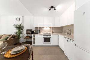 Pilar Sunplace Deluxe, groundfloor resort apt with pool and garden view, by OYOOSTAYS