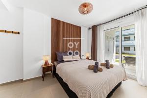 Pilar Sunplace Deluxe, groundfloor resort apt with pool and garden view, by OYOOSTAYS