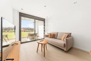 Velapi Golf Resort Oasis, Luxury apartment with golf views, pool and gym by OYOOSTAYS
