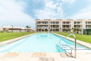 Velapi Golf Resort Oasis, Luxury apartment with golf views, pool and gym by OYOOSTAYS