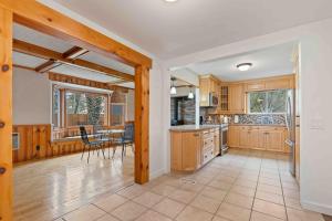 Crystal Beach Executive Waterfront Lakehouse