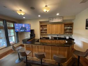Blue Ridge Mountain Lodge-Ashevillecharlotte 4 Bedrooms Main Floor Only