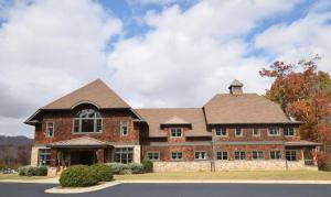 Blue Ridge Mountain Lodge-Ashevillecharlotte 4 Bedrooms Main Floor Only