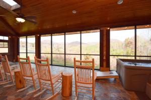 Blue Ridge Mountain Lodge-Ashevillecharlotte 4 Bedrooms Main Floor Only