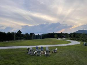 Blue Ridge Mountain Lodge-Ashevillecharlotte 4 Bedrooms Main Floor Only