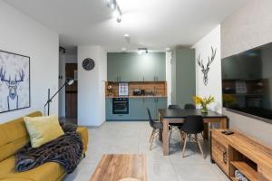 Nadmotławie Riverside Apartment with Sauna, Gym & Kids Room by Lion Apartments