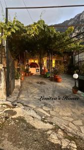 Lenitsas House