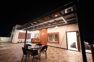 Runway Retreat Rooftop Swing, Airport View