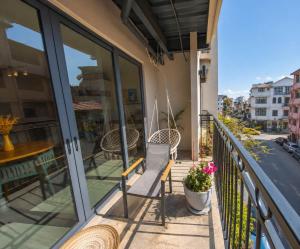 Apartment with Private Balcony & Workspace