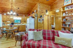 Peaceful Blue Ridge Cabin w Decks & Fire Pit