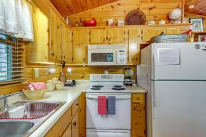 Peaceful Blue Ridge Cabin w Decks & Fire Pit
