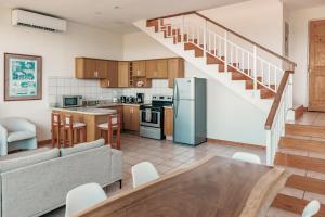 Playa del Coco 3BR: Ocean Views & Pools!
