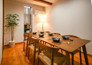 Common Table - 5 Beds & 5 Bicycles