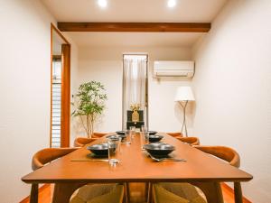 Common Table - 5 Beds & 5 Bicycles
