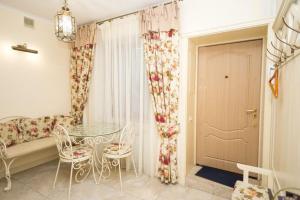 20 Deribasivska 2-bedrooms Apartment