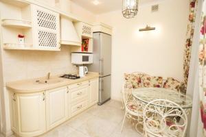 20 Deribasivska 2-bedrooms Apartment
