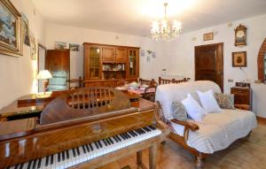 3 Bedroom Lovely Apartment In Prata