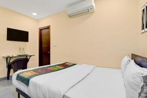 The Crown Aura Nr Diamond Plaza