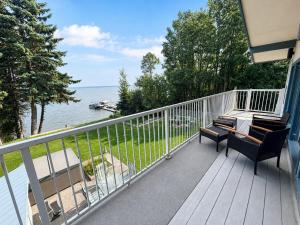 Pigeon Lakefront Escape - Hot Tub Arcade 4BR