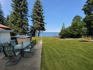 Pigeon Lakefront Escape - Hot Tub Arcade 4BR
