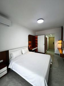 Riverside Hotel and Apartment