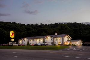 Super 8 by Wyndham Elkins