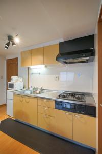 Direct Airport Bus & Namba! Spacious 2BR Apt for 5