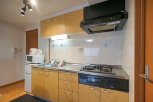 Direct Airport Bus & Namba! Spacious 2BR Apt for 5