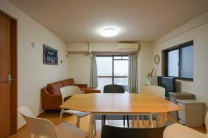 Direct Airport Bus & Namba! Spacious 2BR Apt for 5