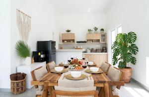 LUXURIOUS 3BR BOHO-TROPICAL VILLA IN PADANG LINJONG - Enclosed LIVING!!!