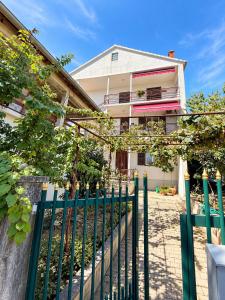 Spacious retro 3-bedroom home 130m2 in Zadar, Puntamika Borik beach area